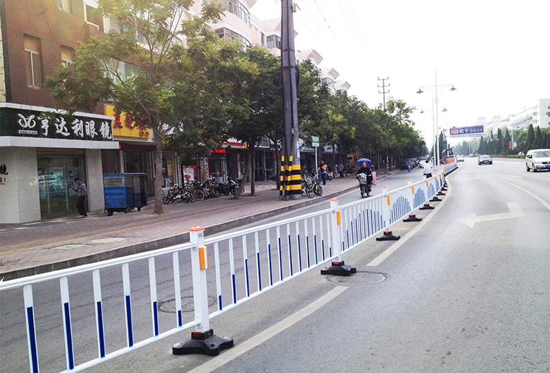 道路護欄智能型CLD-G（太陽能柱帽，體現(xiàn)花型樹脂墩）